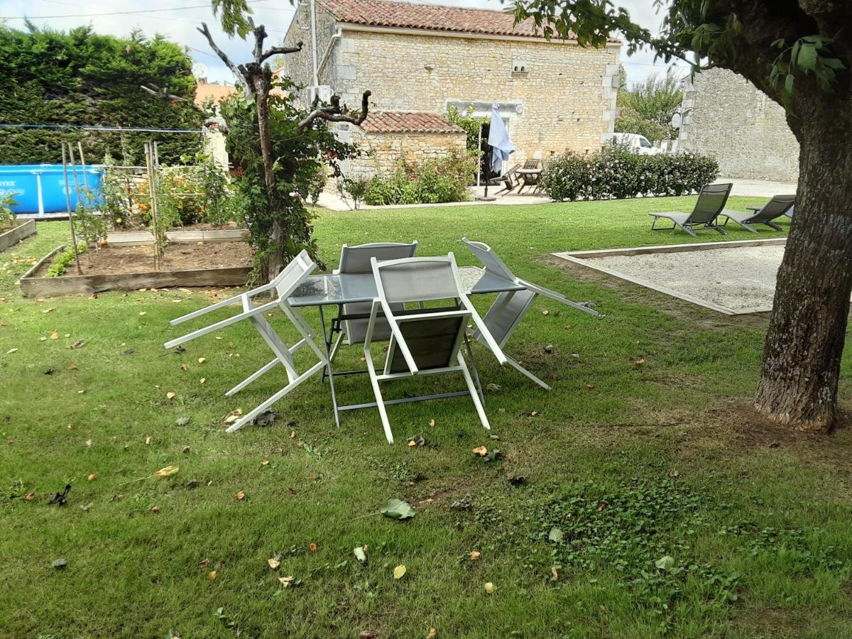 Gite " Les Tourterelles" Thaims Buitenkant foto