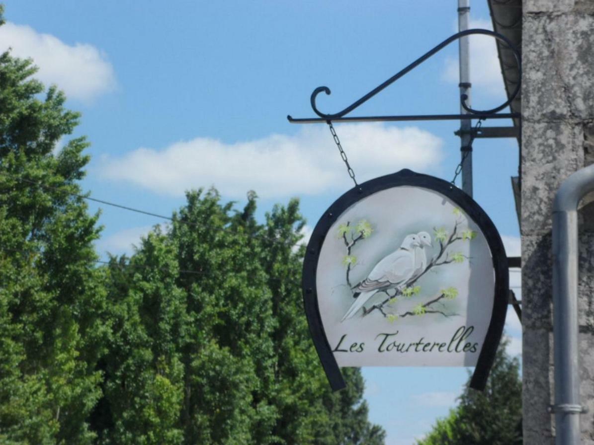 Gite " Les Tourterelles" Thaims Buitenkant foto